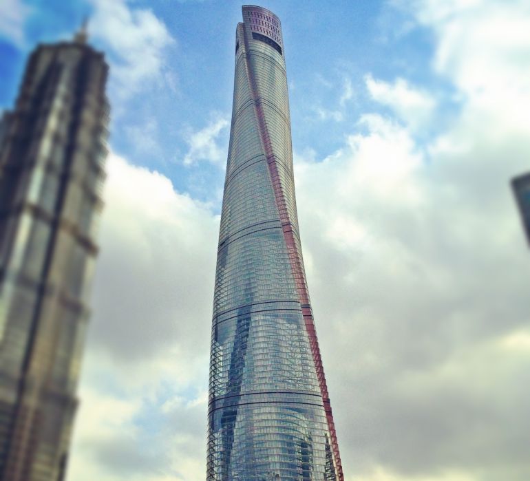 La Torre de Shangais se erige junto a otros dos rascacielos: el "Abrebotellas" y el Jin Mao.