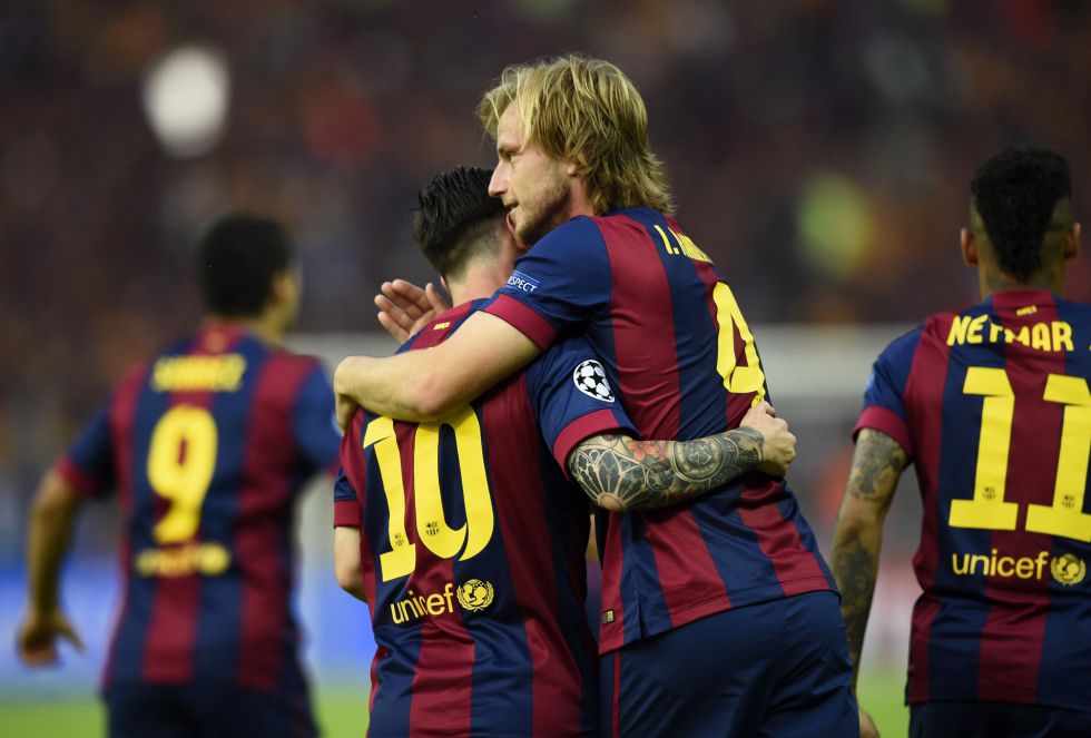 Rakitic se abraza a Leo Messi en la celebración del gol Rakitic se abraza a Leo Messi en la celebración del gol