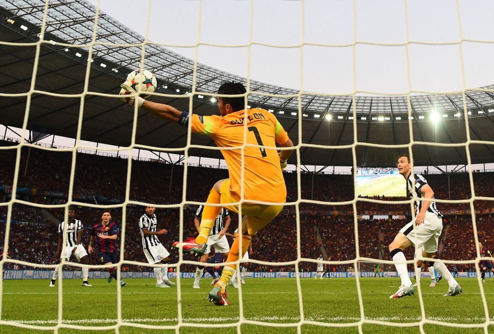 El portero de la Juventus, Gianluigi Buffon, realiza una excelente a Dani Alves El portero de la Juventus, Gianluigi Buffon, realiza una excelente a Dani Alves