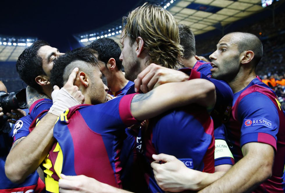 Los jugadores del Barcelona celebran el segundo gol de Luis Suárez que los acerca un poco más al triplete Los jugadores del Barcelona celebran el segundo gol de Luis Suárez que los acerca un poco más al triplete