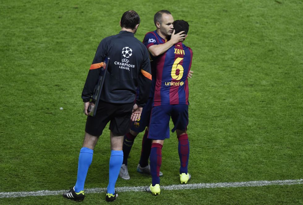 Xavi juega su último partido con el Barça y se abraza a su amigo Iniesta en el cambio Xavi juega su último partido con el Barça y se abraza a su amigo Iniesta en el cambio
