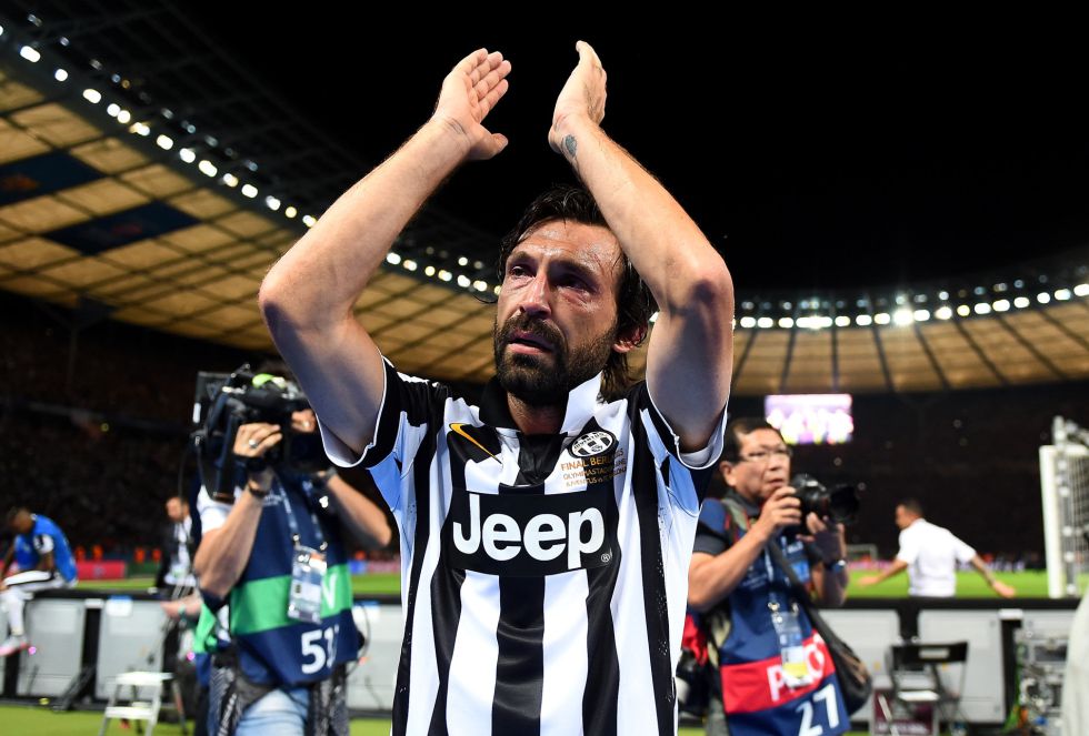 Andrea Pirlo aplaude a su afición al deselance del encuentro y sus seguidores le corresponden a modo de ovación Andrea Pirlo aplaude a su afición al deselance del encuentro y sus seguidores le corresponden a modo de ovación