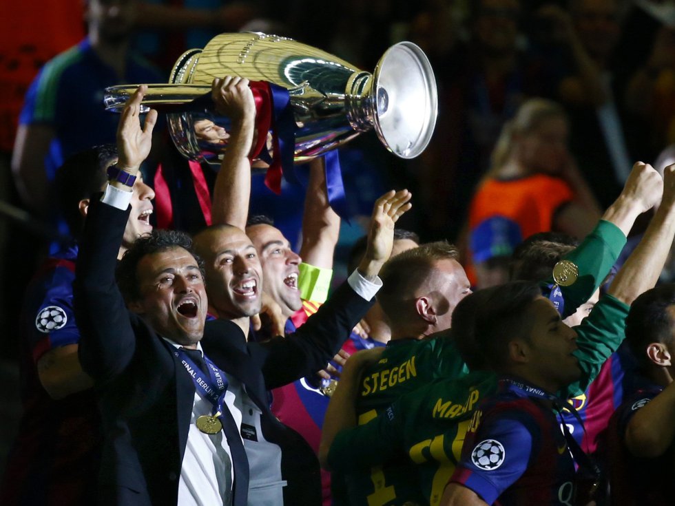 Luis Enrique y sus jugadores reciben el trofeo de campeones de Europa. Luis Enrique y sus jugadores reciben el trofeo de campeones de Europa.