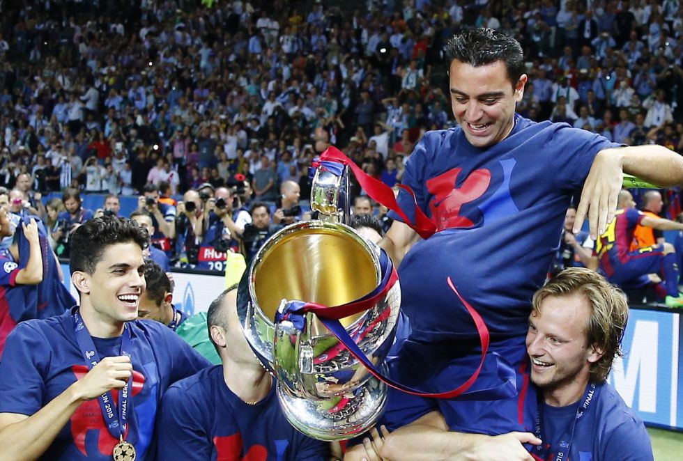 Xavi Hernández fue manteado por su compañeros tras levantar la Copa de Europa y robó el balón de la final para homenajear a su futuro hijo Xavi Hernández fue manteado por su compañeros tras levantar la Copa de Europa y robó el balón de la final para homenajear a su futuro hijo