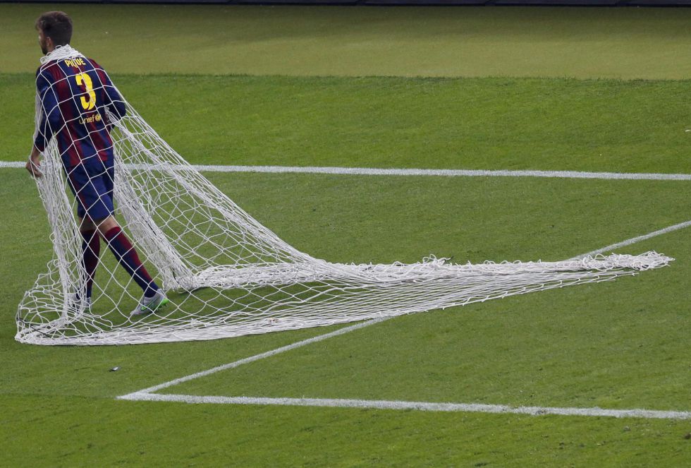 Como si de una tradición se tratase, el defensa Gerard Piqué se lleva la red de la portería como recuerdo de la final Como si de una tradición se tratase, el defensa Gerard Piqué se lleva la red de la portería como recuerdo de la final