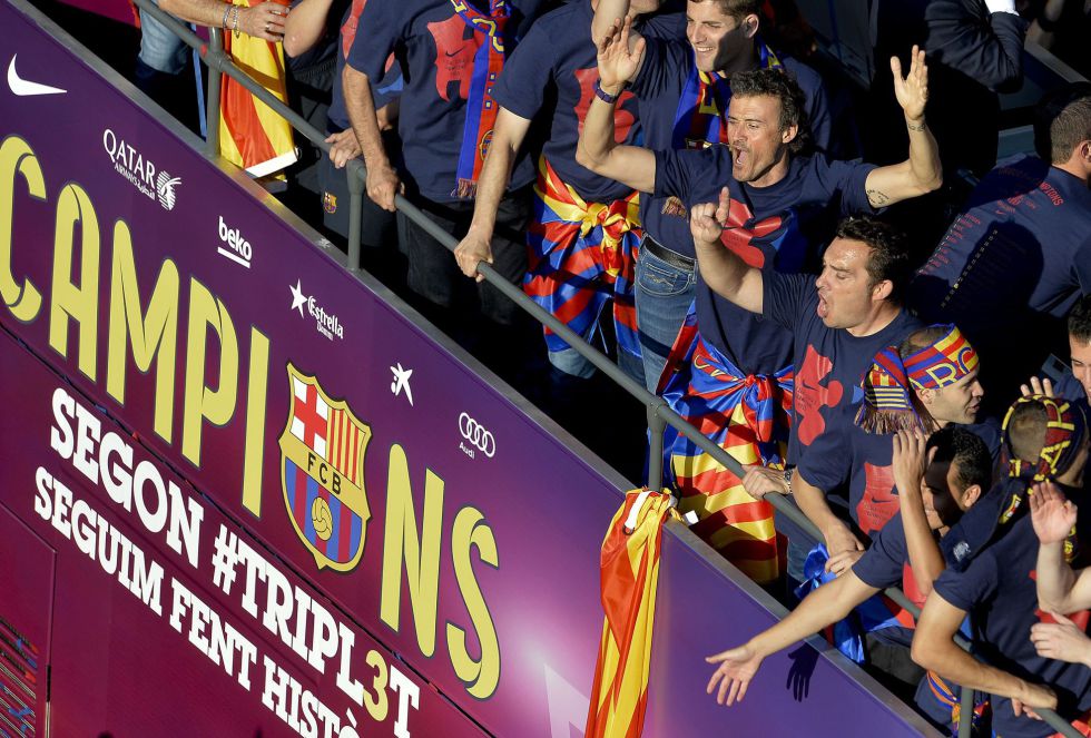 Luis Enrique y Xavi Hernández en el bus del Fútbol Club Barcelona celebrando el triplete Luis Enrique y Xavi Hernández en el bus del Fútbol Club Barcelona celebrando el triplete