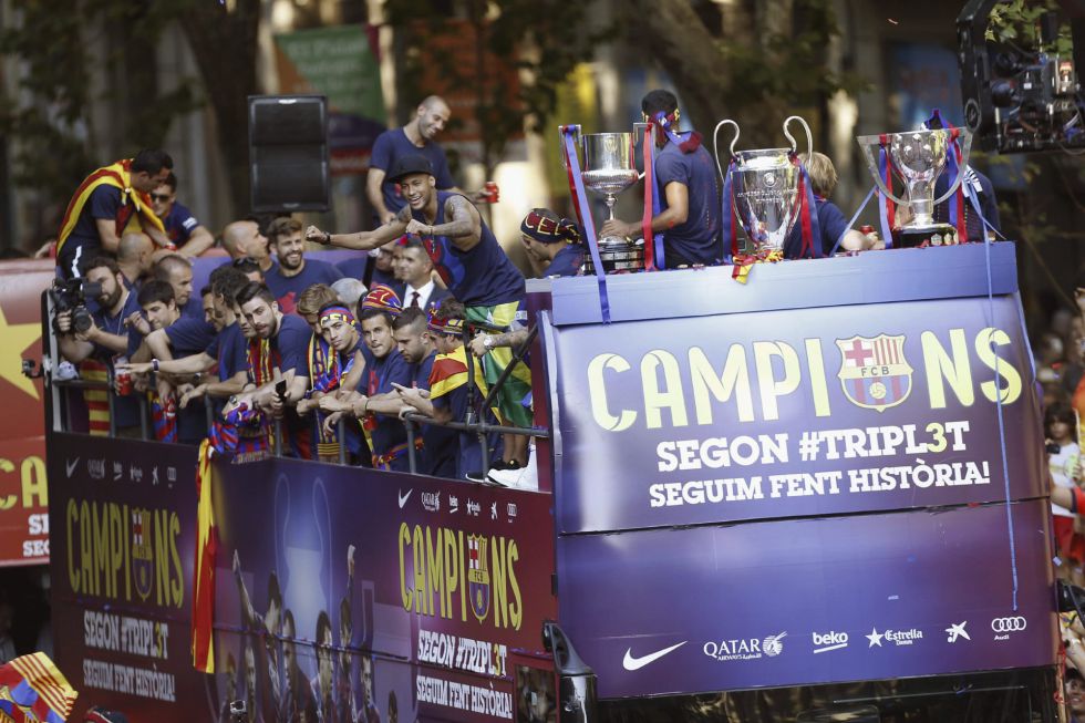 El equipo azulgrana recorre las calles de Barcelona en autobús El equipo azulgrana recorre las calles de Barcelona en autobús