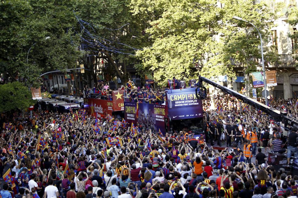 Los aficiones culés llenaron las calles de Barcelona para celebrar el triplete Los aficiones culés llenaron las calles de Barcelona para celebrar el triplete