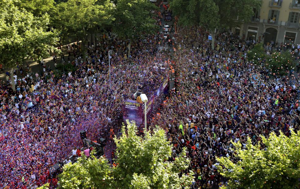 Repletas las calles de Barcelona con los aficionados culés acompañando a la plantilla azulgrana Repletas las calles de Barcelona con los aficionados culés acompañando a la plantilla azulgrana