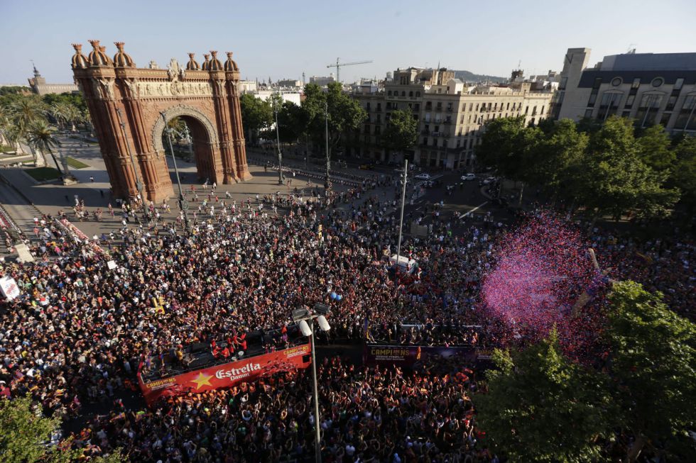 El autobús del Barça pasando por el Arco de Triunfo de Barcelona El autobús del Barça pasando por el Arco de Triunfo de Barcelona