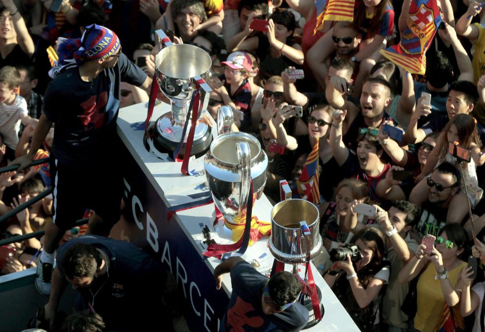 Los tres títulos cosechados en la temporada 2014/2015 presiden el autobús del Barça Los tres títulos cosechados en la temporada 2014/2015 presiden el autobús del Barça