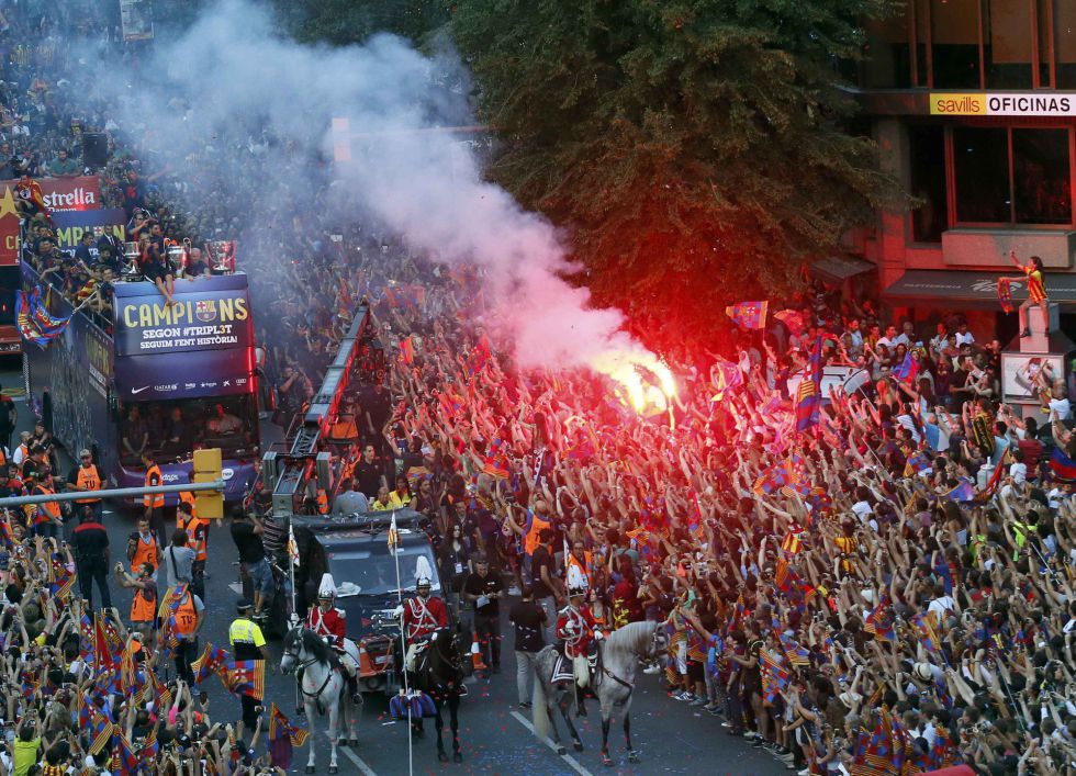 Los aficionados culés encienden bengalas al paso del autobús del Barça Los aficionados culés encienden bengalas al paso del autobús del Barça