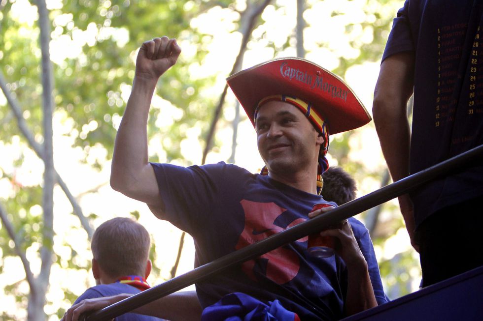 Iniesta, nombrado mejor jugador de la final de la Champions, con un sombrero de pirata Iniesta, nombrado mejor jugador de la final de la Champions, con un sombrero de pirata