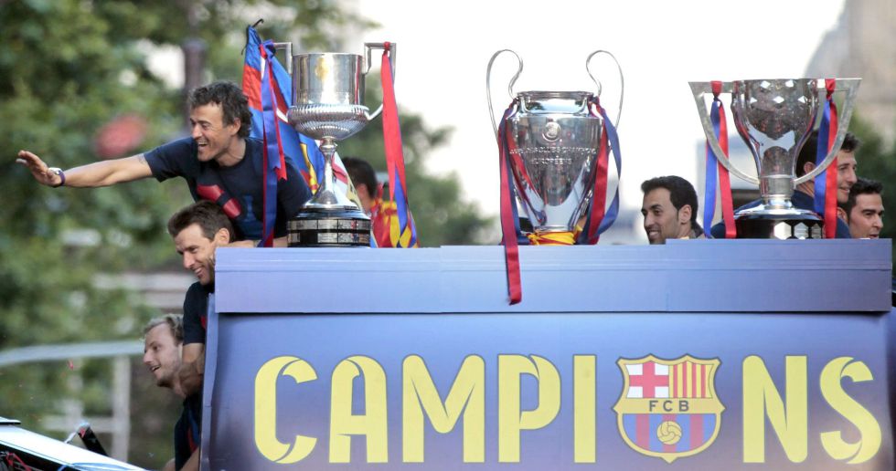 El técnico del Barcelona saluda desde el autobús de campeones El técnico del Barcelona saluda desde el autobús de campeones