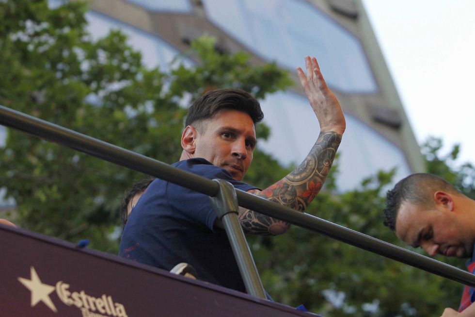 Leo Messi saluda a los aficionados culés durante la rúa del Barcelona Leo Messi saluda a los aficionados culés durante la rúa del Barcelona