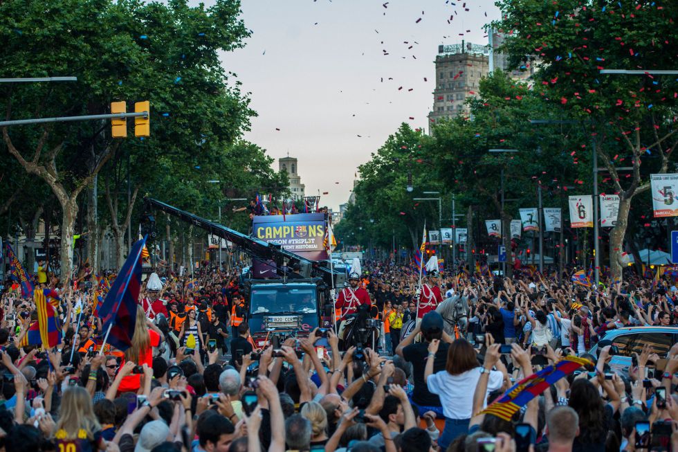 El autobús se hace paso ante la multitud culé que abarrota las calles de Barcelona El autobús se hace paso ante la multitud culé que abarrota las calles de Barcelona