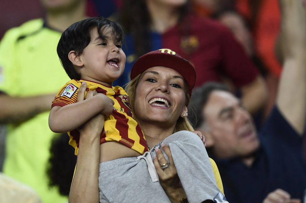 Una aficionada del Barcelona celebra con su hijo el triplete culé Una aficionada del Barcelona celebra con su hijo el triplete culé