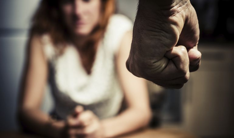 Una mujer turca deberá indemnizar a su marido por dañarse la mano al pegarle