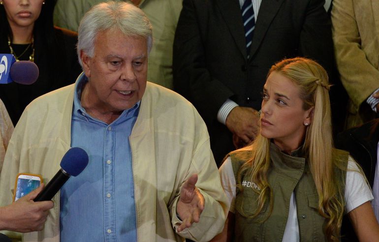Felipe Gonzalez durante su pasada visita a Venezuela, junto a la mujer del opositor venezolano Leopoldo Lopez, Lilian Tintori.