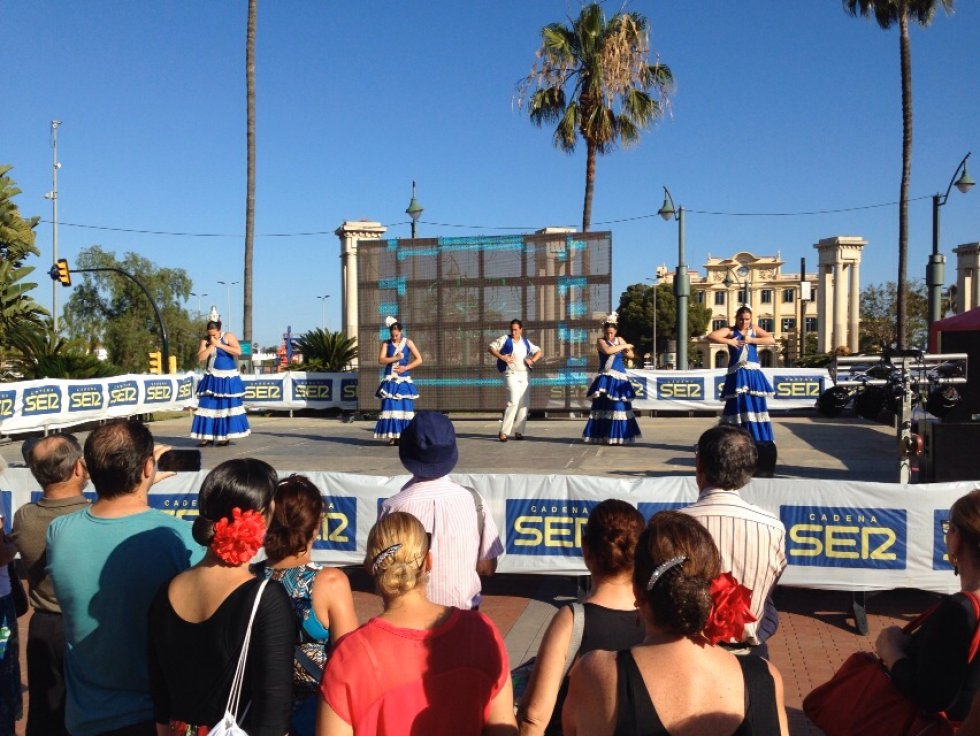 La fiesta más popular de Málaga con las que saben interpretarlo de la mejor manera en la Plaza de la Marina y con el puerto de fondo. La fiesta más popular de Málaga con las que saben interpretarlo de la mejor manera en la Plaza de la Marina y con el puerto de fondo.