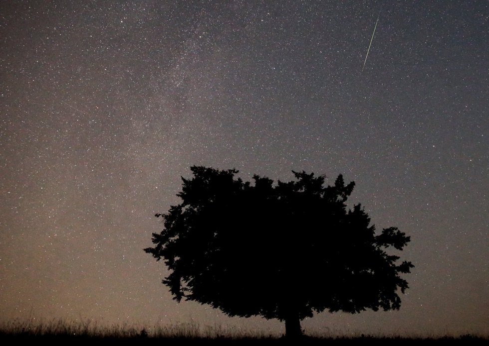 Un meteoro cruza el cielo durante la lluvia de Perseidas. Un meteoro cruza el cielo durante la lluvia de Perseidas.