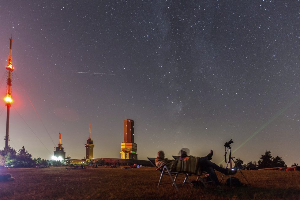Una pareja disfruta de la noche de Perseidas en Schmiten (Alemania). Una pareja disfruta de la noche de Perseidas en Schmiten (Alemania).