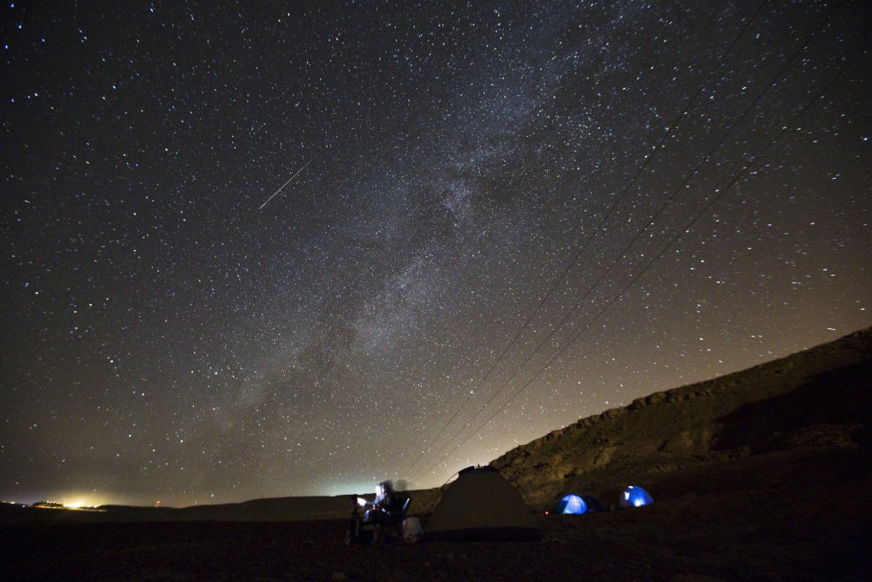 Una estrella fugaz cruza el cielo de la ciudad de Mitzpe Ramon, al suroeste de Israel. Una estrella fugaz cruza el cielo de la ciudad de Mitzpe Ramon, al suroeste de Israel.