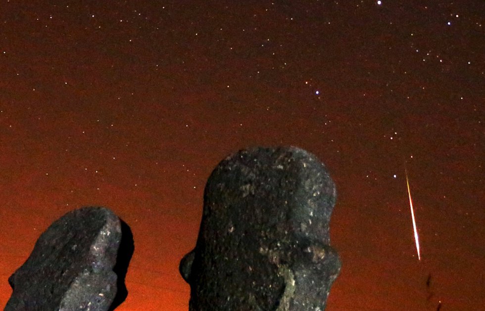 Un meteorito cruza el cielo durante la noche de lluvia de estrellas en el yacimiento arqueológico de Maculje cerca de la ciudad bosnia Novi Travnik. Un meteorito cruza el cielo durante la noche de lluvia de estrellas en el yacimiento arqueológico de Maculje cerca de la ciudad bosnia Novi Travnik.