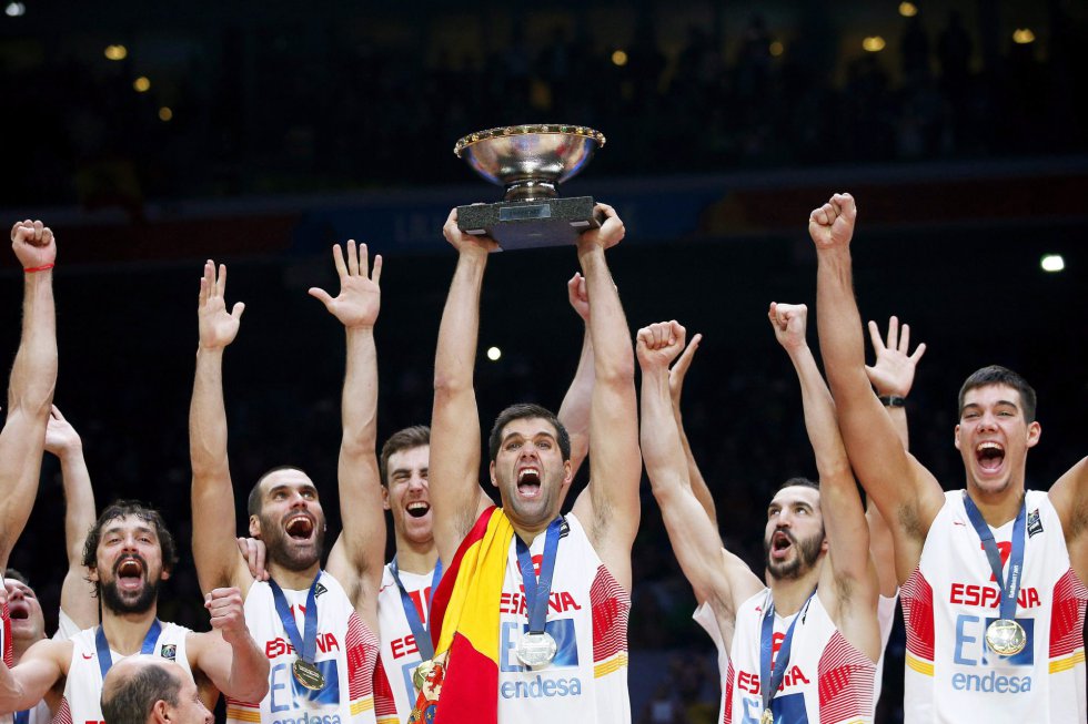Felipe Reyes, capitán de la Selección, levanta el trofeo para el ganador del Eurobasket. Felipe Reyes, capitán de la Selección, levanta el trofeo para el ganador del Eurobasket.