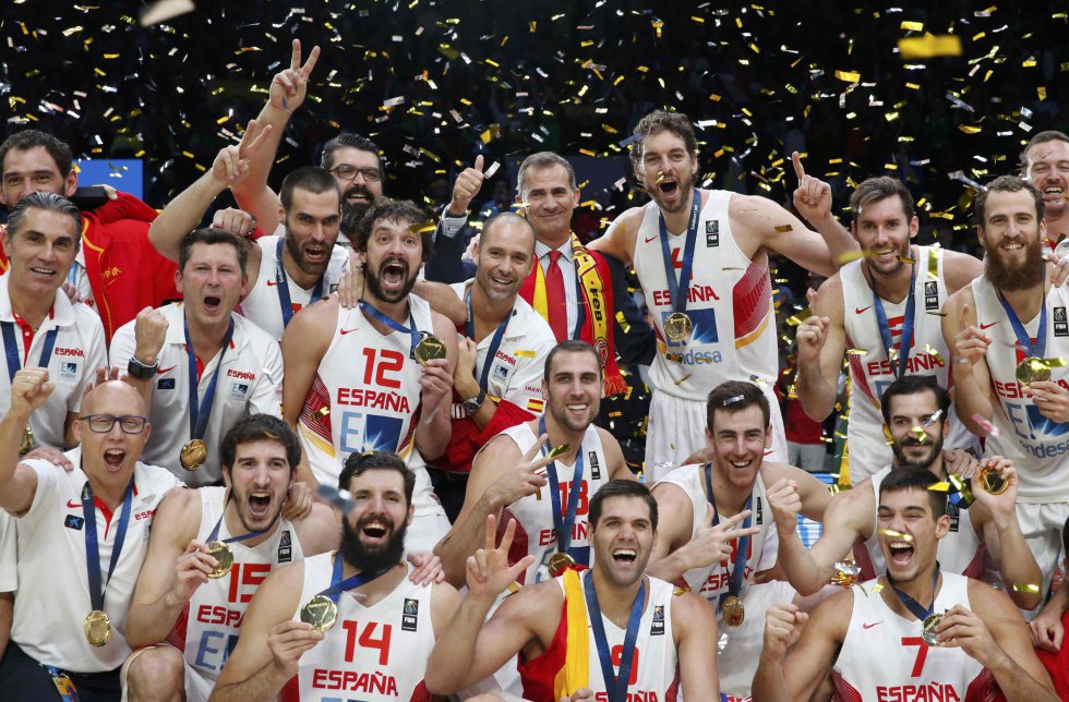 Los jugadores españoles celebran la victoria con el rey Felipe. Los jugadores españoles celebran la victoria con el rey Felipe.