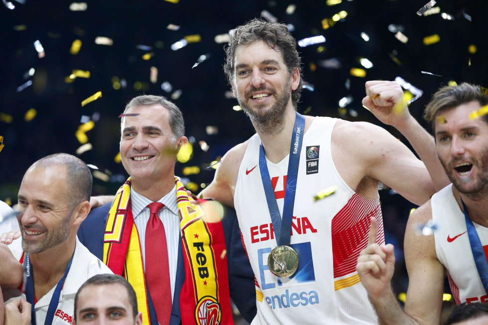 Pau Gasol, junto al rey en la celebración del equipo español. Pau Gasol, junto al rey en la celebración del equipo español.