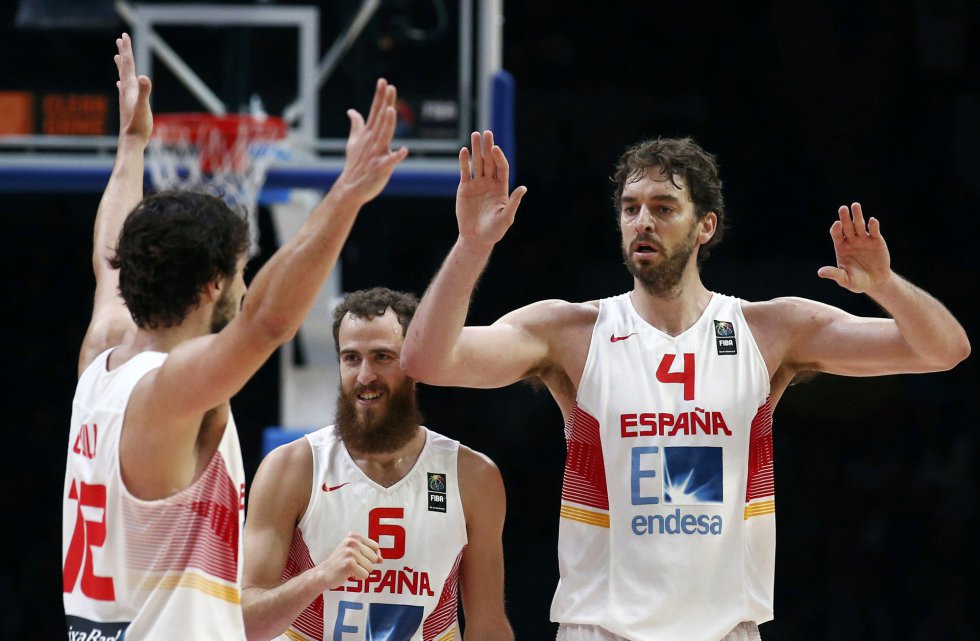 Los tres jugadores españoles, en una de las últimas acciones del encuentro. Los tres jugadores españoles, en una de las últimas acciones del encuentro.