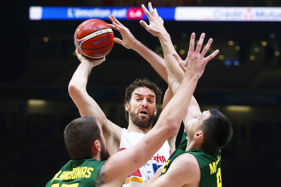 Pau Gasol, defendido por Jonas Valanciunasy Jonas Maciulis. Pau Gasol, defendido por Jonas Valanciunasy Jonas Maciulis.