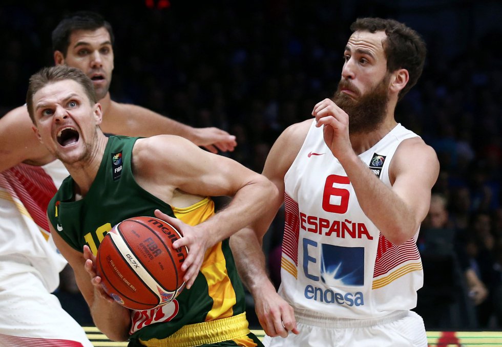 Sergio Rodríguez intenta frenar sin falta a Renaldas Seibutis. Sergio Rodríguez intenta frenar sin falta a Renaldas Seibutis.