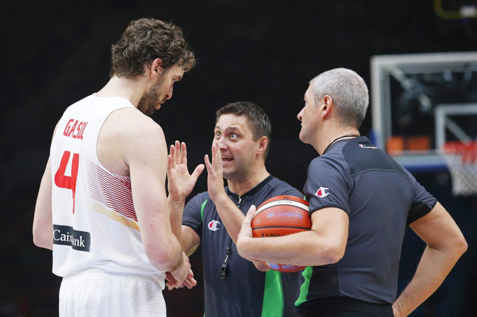 Los árbitros de la final aclaran una acción a Pau Gasol. Los árbitros de la final aclaran una acción a Pau Gasol.