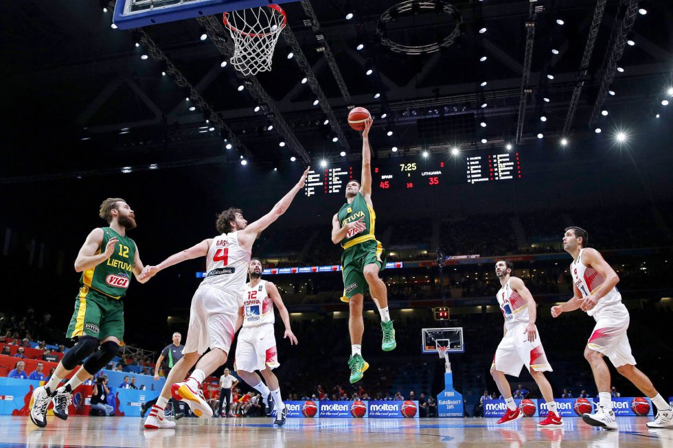 Mantas Kalnietis intenta encestar ante la oposición de Pau Gasol. Mantas Kalnietis intenta encestar ante la oposición de Pau Gasol.