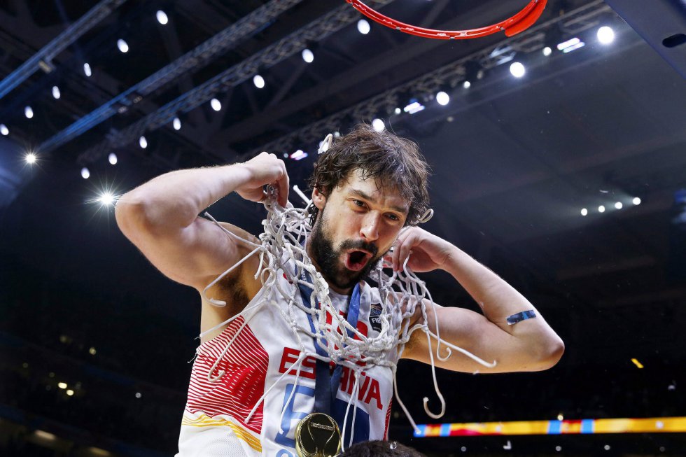 Sergio Llull cumplió con la tradición y se llevó una de las redes. Sergio Llull cumplió con la tradición y se llevó una de las redes.