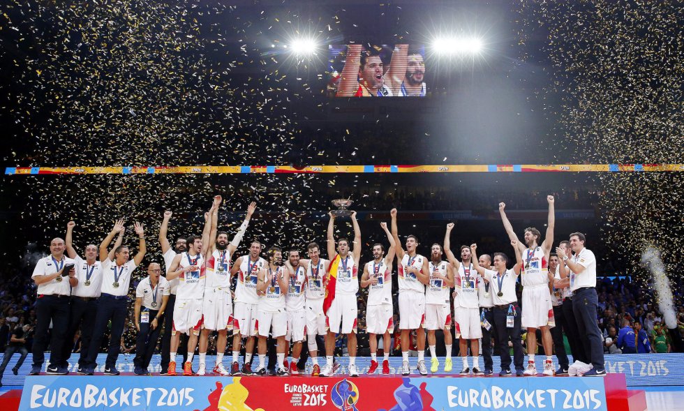 Los jugadores españoles, en la recogida del trofeo de los campeones de Europa. Los jugadores españoles, en la recogida del trofeo de los campeones de Europa.