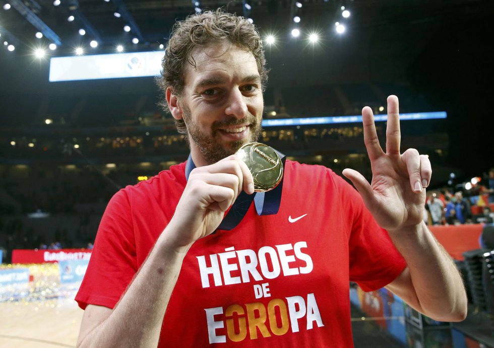 Pau Gasol no suelta la medalla de campeón del Eurobasket lograda en Lille. Pau Gasol no suelta la medalla de campeón del Eurobasket lograda en Lille.