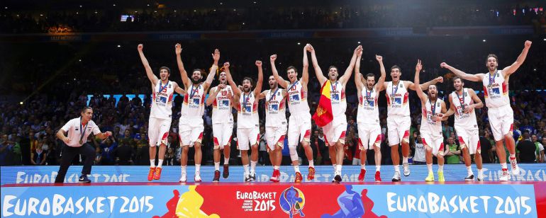 Los jugadores españoles suben al podio para celebrar su triunfo