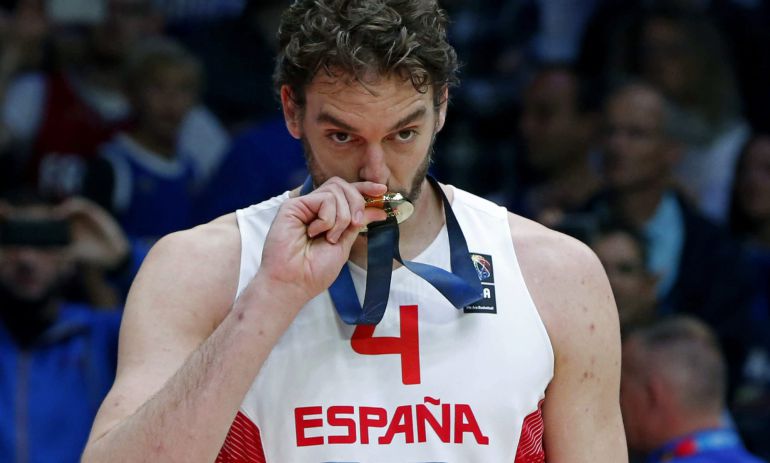 Pau Gasol besa el oro logrado en el Eurobasket 2015.