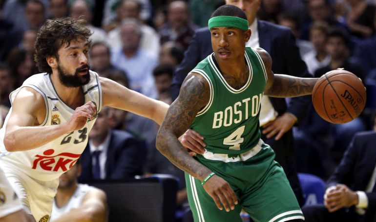 El base del Real Madrid Sergio Llull intenta impedir el avance del base de los Boston Celtics Isaiah Thomas 