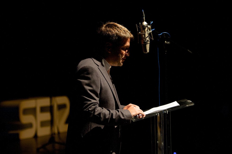 Aimar Bretos leyó la noticia de la inauguración de Unión Radio San Sebastián Aimar Bretos leyó la noticia de la inauguración de Unión Radio San Sebastián