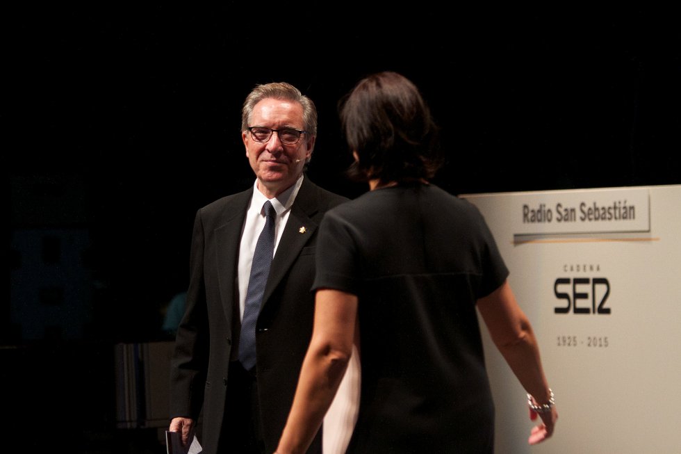 Iñaki Gabilondo recibió en el escenario a Eva Monente Iñaki Gabilondo recibió en el escenario a Eva Monente