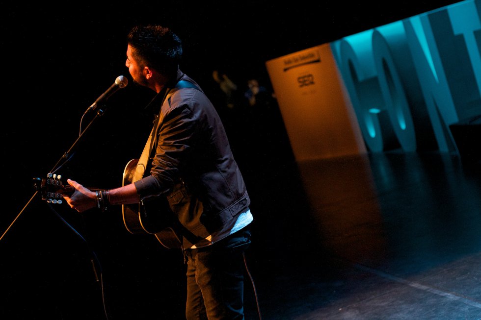 Álex Ubago interpretó su primer éxito 'Qué pides tú' Álex Ubago interpretó su primer éxito 'Qué pides tú'