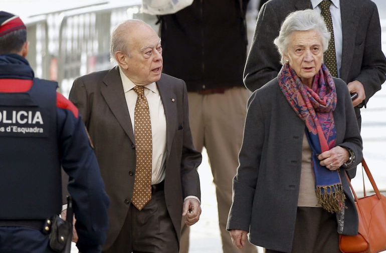 Jordi Pujol, junto a su esposa el día que declararon ante el juez