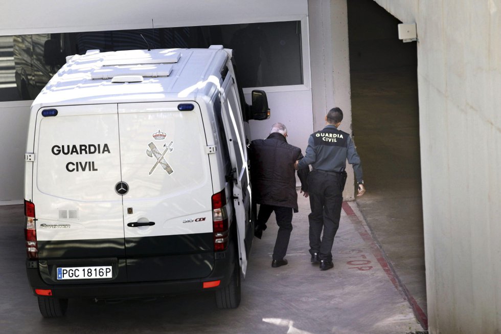 El administrador de CDC, Andreu Viloca a su llegada al juzgado de El Vendrell (Tarragona) para pasar a disposición del juez instructor. El administrador de CDC, Andreu Viloca a su llegada al juzgado de El Vendrell (Tarragona) para pasar a disposición del juez instructor.