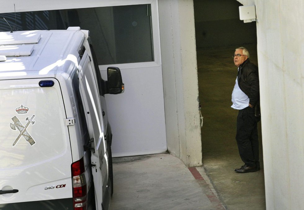 El administrador de CDC, Andreu Viloca a su llegada al juzgado de El Vendrell (Tarragona) para pasar a disposición del juez instructor. El administrador de CDC, Andreu Viloca a su llegada al juzgado de El Vendrell (Tarragona) para pasar a disposición del juez instructor.