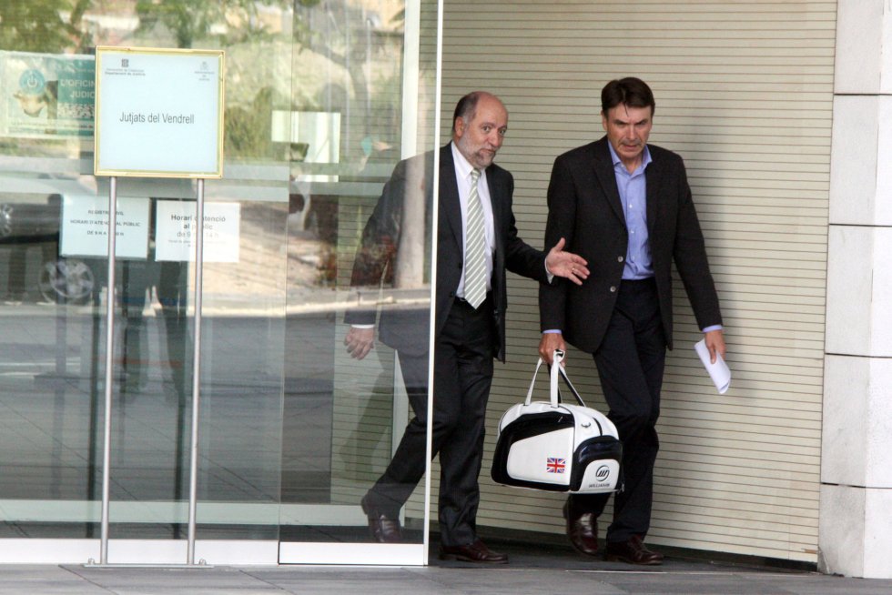 El director general de infraestructuras de Cataluña, Josep Antoni Rosell, sale con una bolsa de mano del juzgado después de declarar en El Vendrell. El director general de infraestructuras de Cataluña, Josep Antoni Rosell, sale con una bolsa de mano del juzgado después de declarar en El Vendrell.