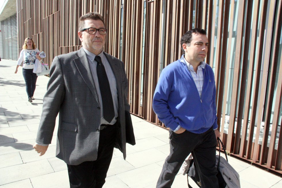 El empresario Jorge Soler, del grupo Soler, a la derecha y con una bolsa en la mano, junto con su abogado. El empresario Jorge Soler, del grupo Soler, a la derecha y con una bolsa en la mano, junto con su abogado.